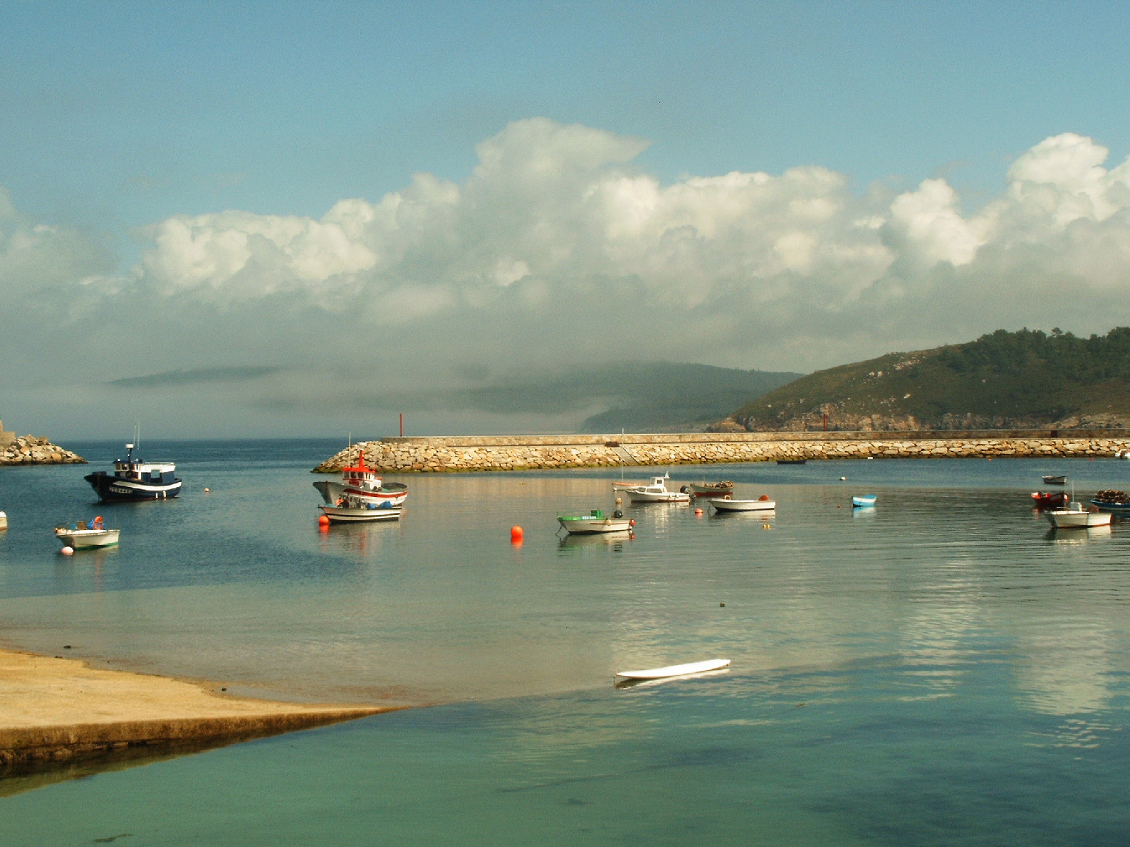 Puerto de Muxía con sus embarcaciones