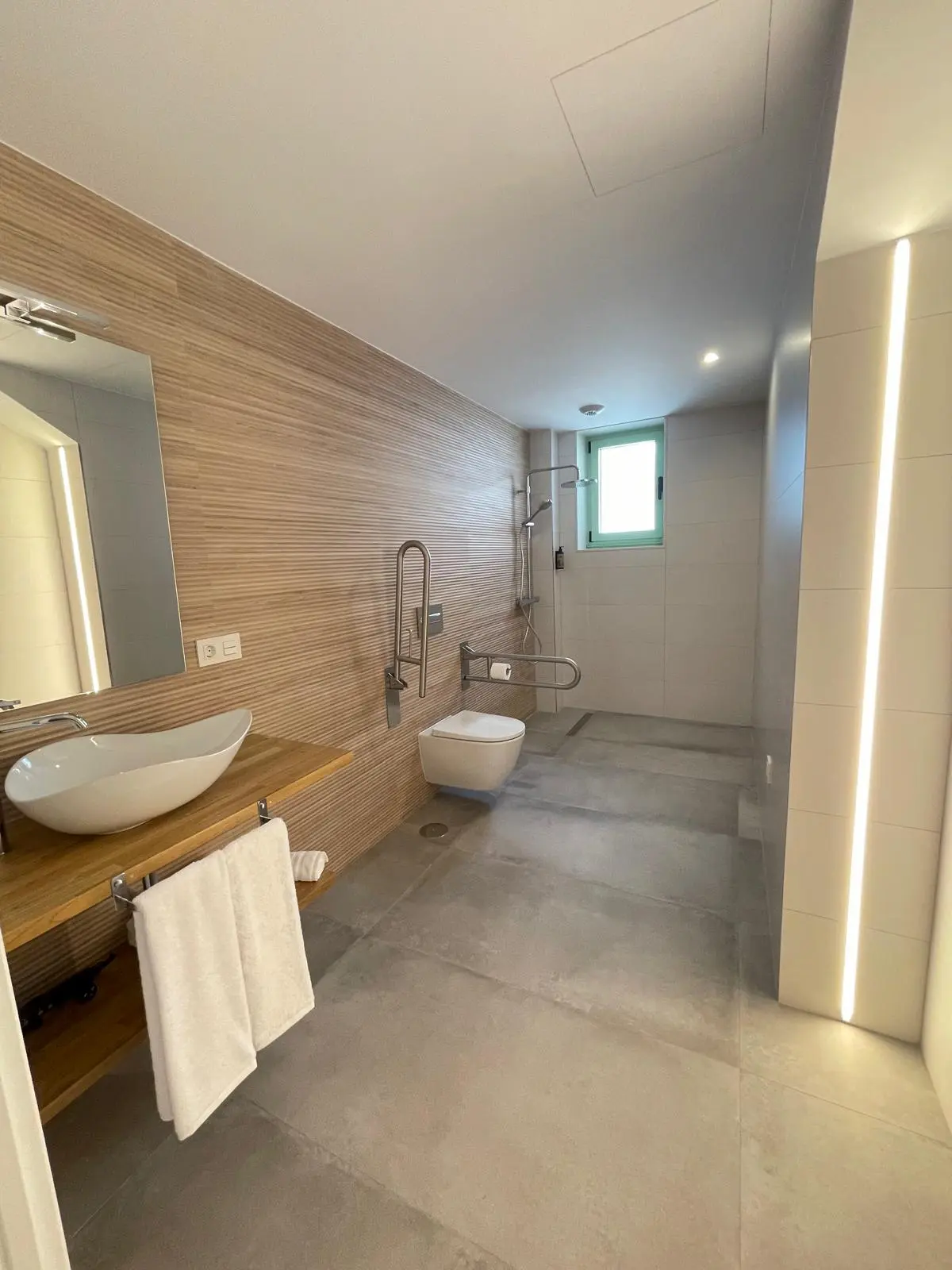 Baño moderno y adaptado de Valentin@s